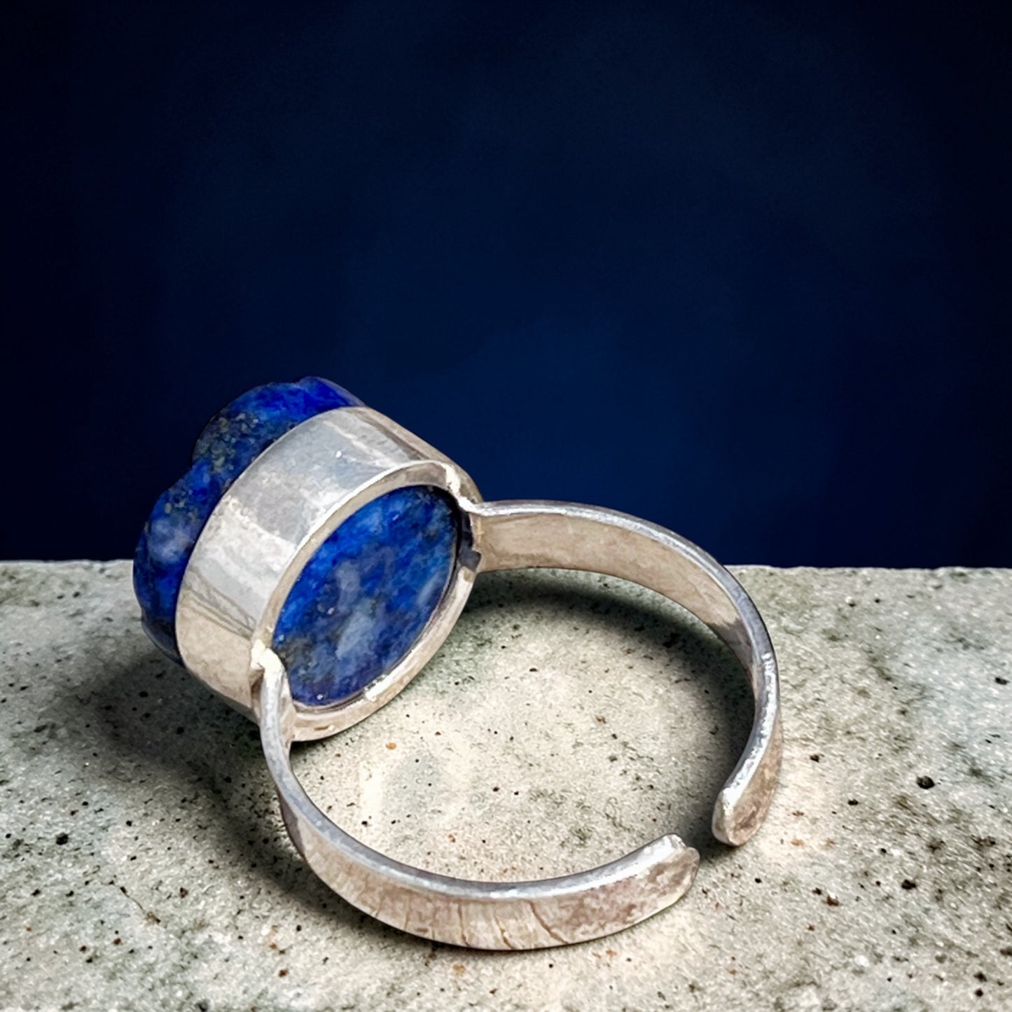 خاتم فضة بحجر لابيس لازورد منحوت