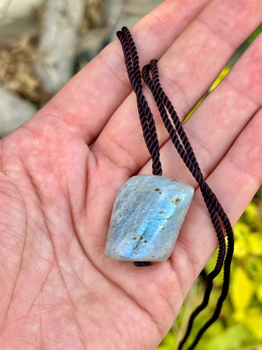 عقد لابرادورايت خام للجنسين