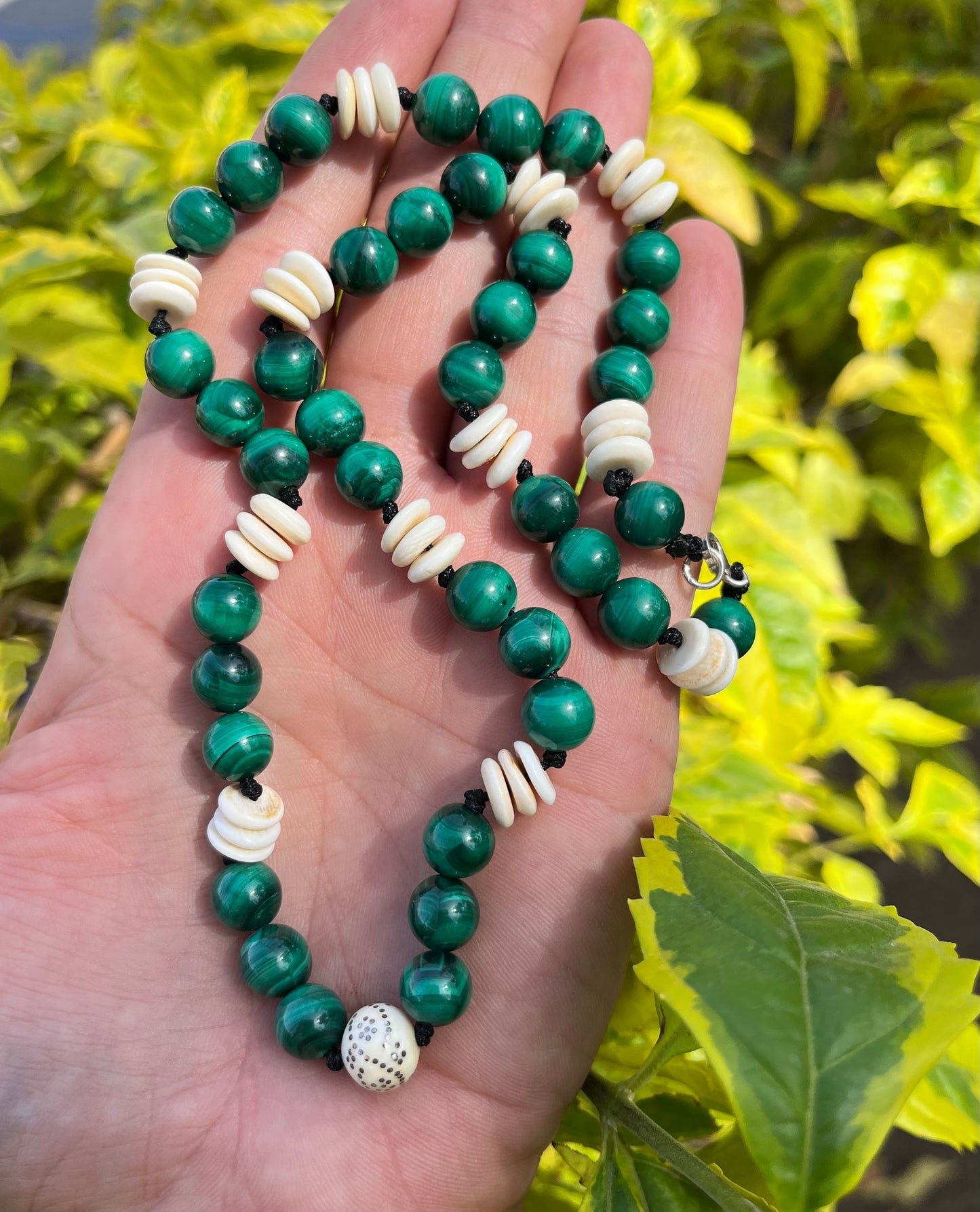 عقد عاج ومالكايت وفضة للجنسين