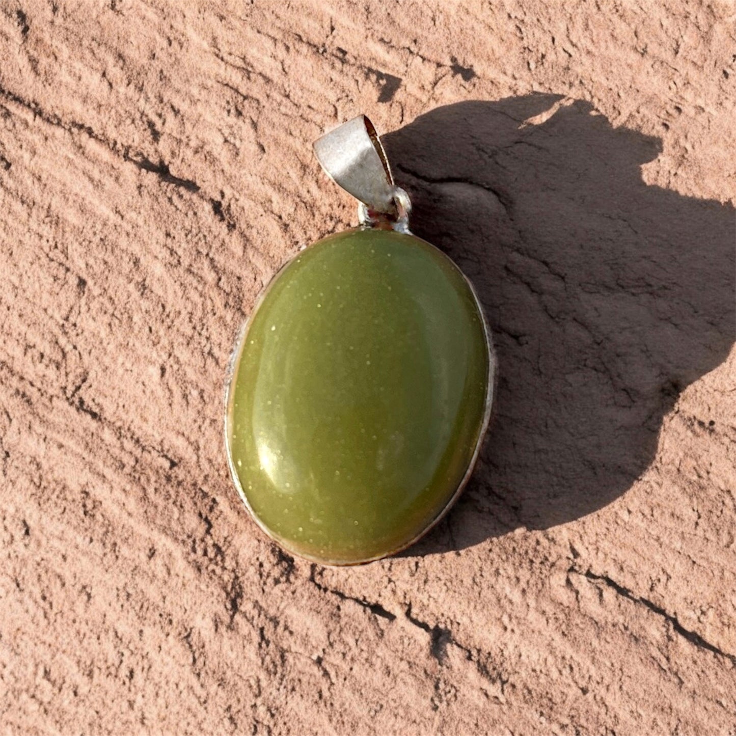 دلاية فضة بحجر طاقة طبيعي مضئ