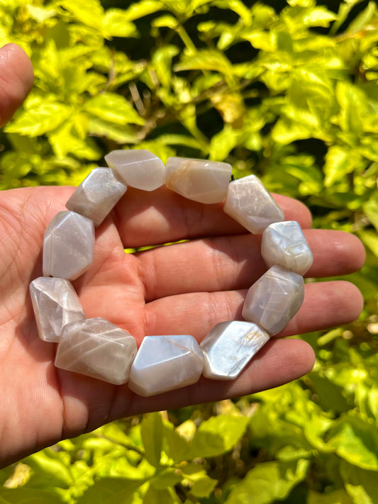 اسورة حجر القمر خام