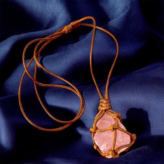 عقد جلد بحجر روز كوارتز طبيعي